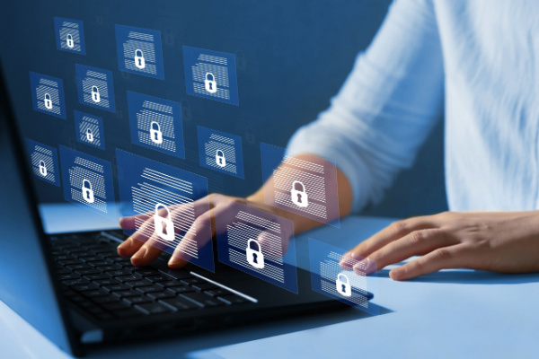 Ordinateur du salarié : l'employeur a-t-il accès à tout ?